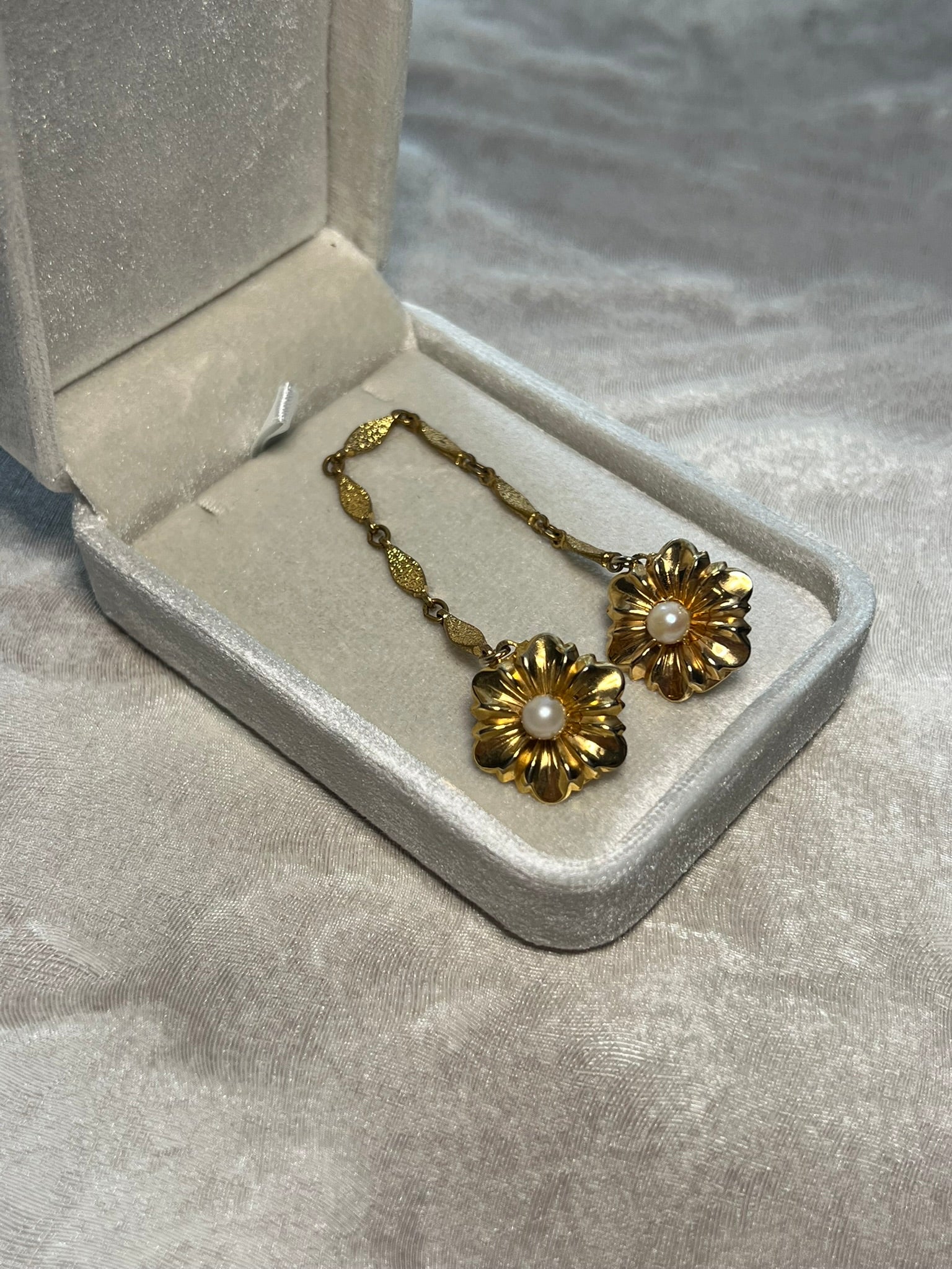 Vintage Gold Tone Sweater Clip with Faux Pearl Flower Details