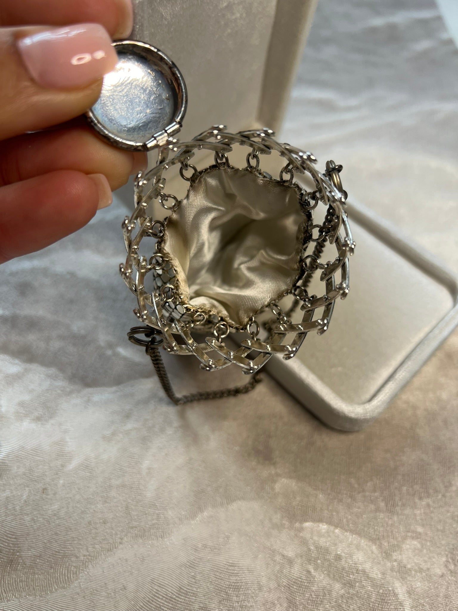 Antique 1900s Silver Mesh Coin Purse with Expanding Top and Floral Lid