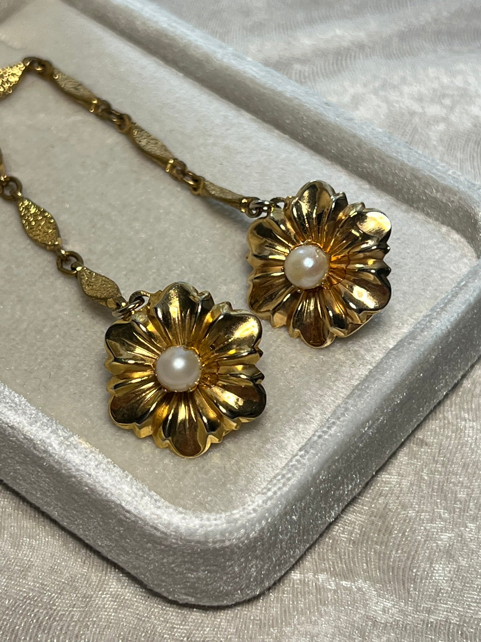 Vintage Gold Tone Sweater Clip with Faux Pearl Flower Details