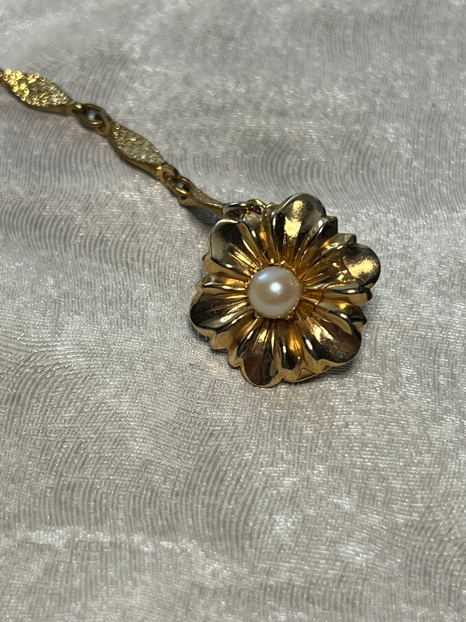 Vintage Gold Tone Sweater Clip with Faux Pearl Flower Details