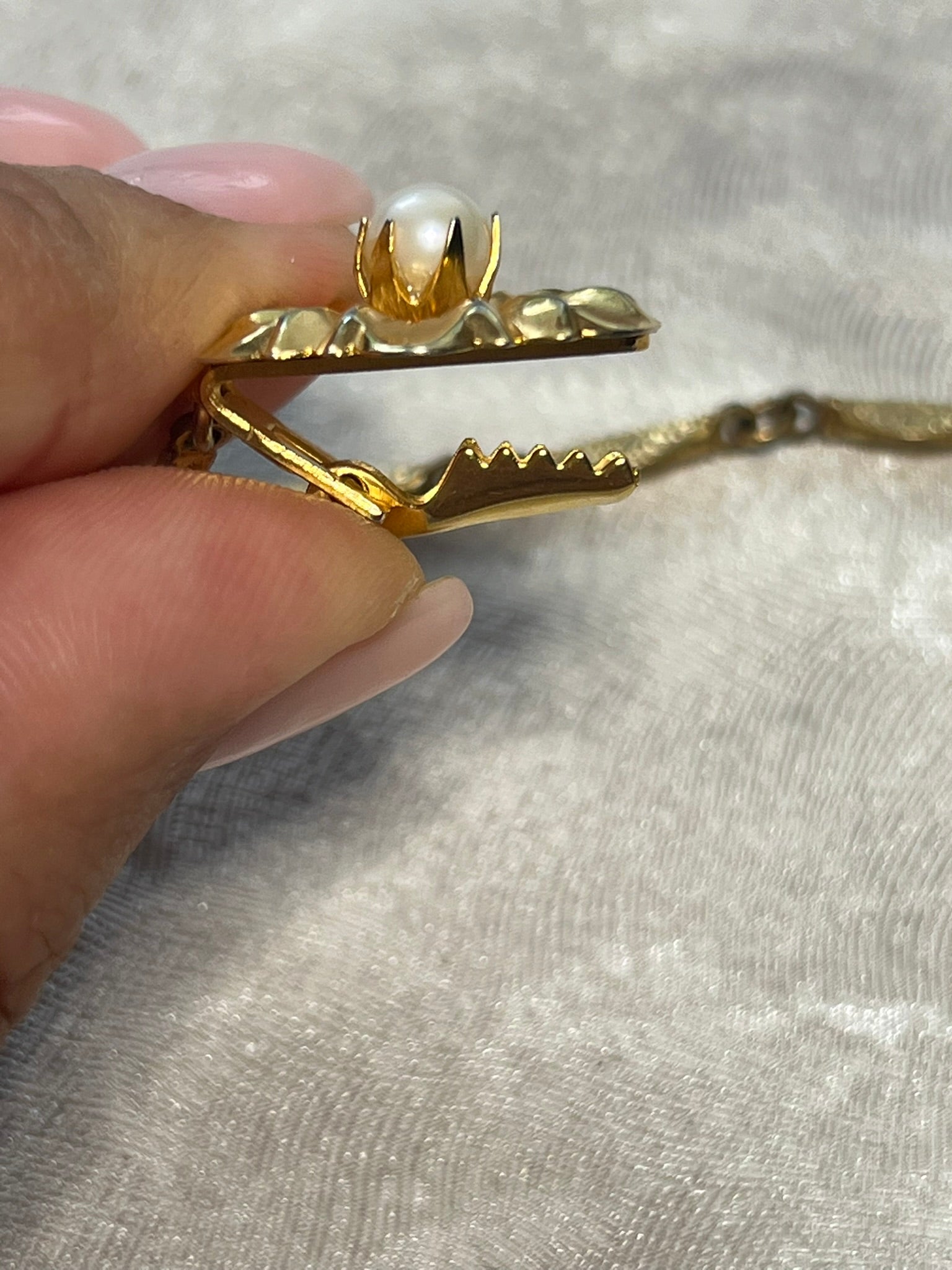 Vintage Gold Tone Sweater Clip with Faux Pearl Flower Details